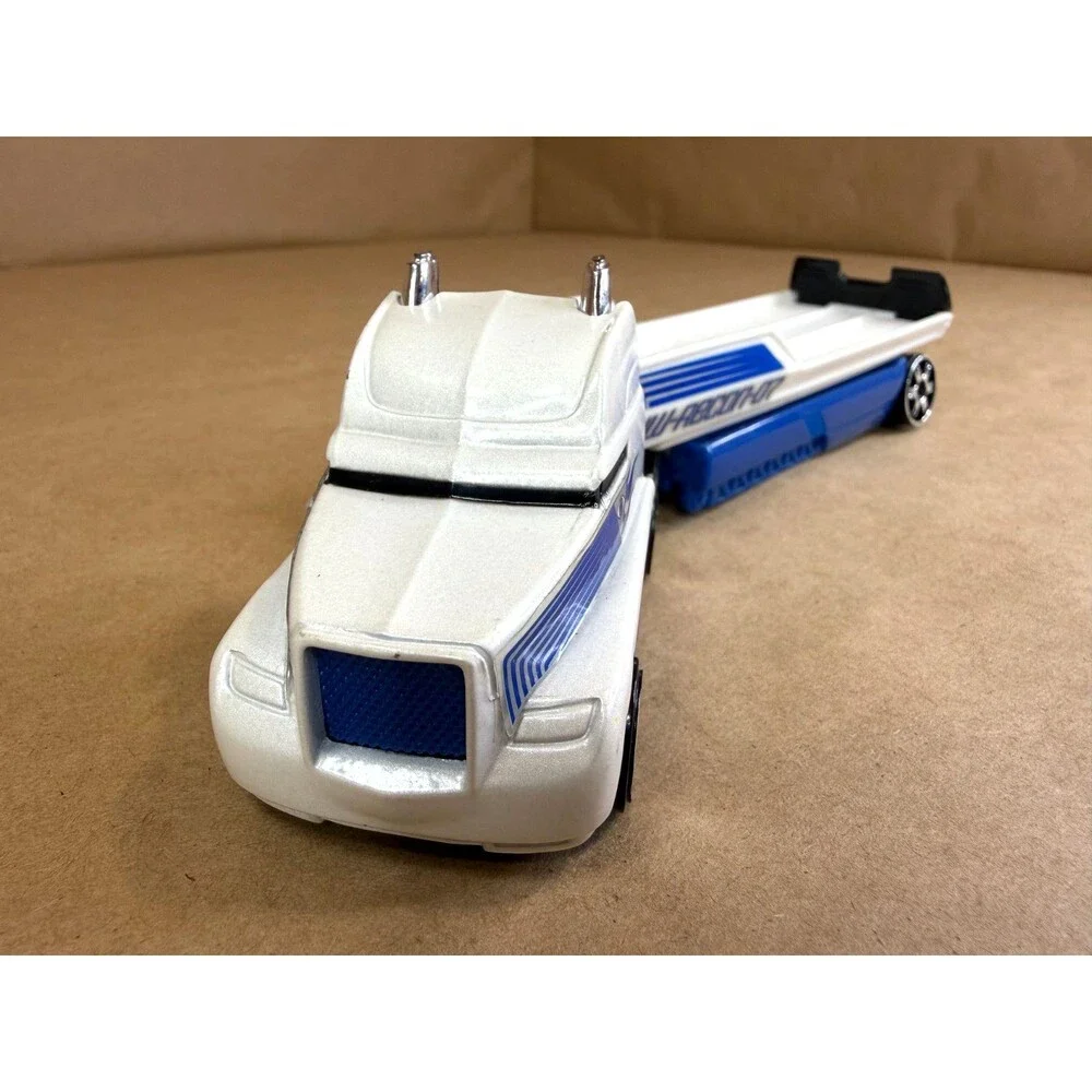Hot Wheels HW-RECON-07 Truckin' Transporter Semi Truck Diecast Car Hauler 2002